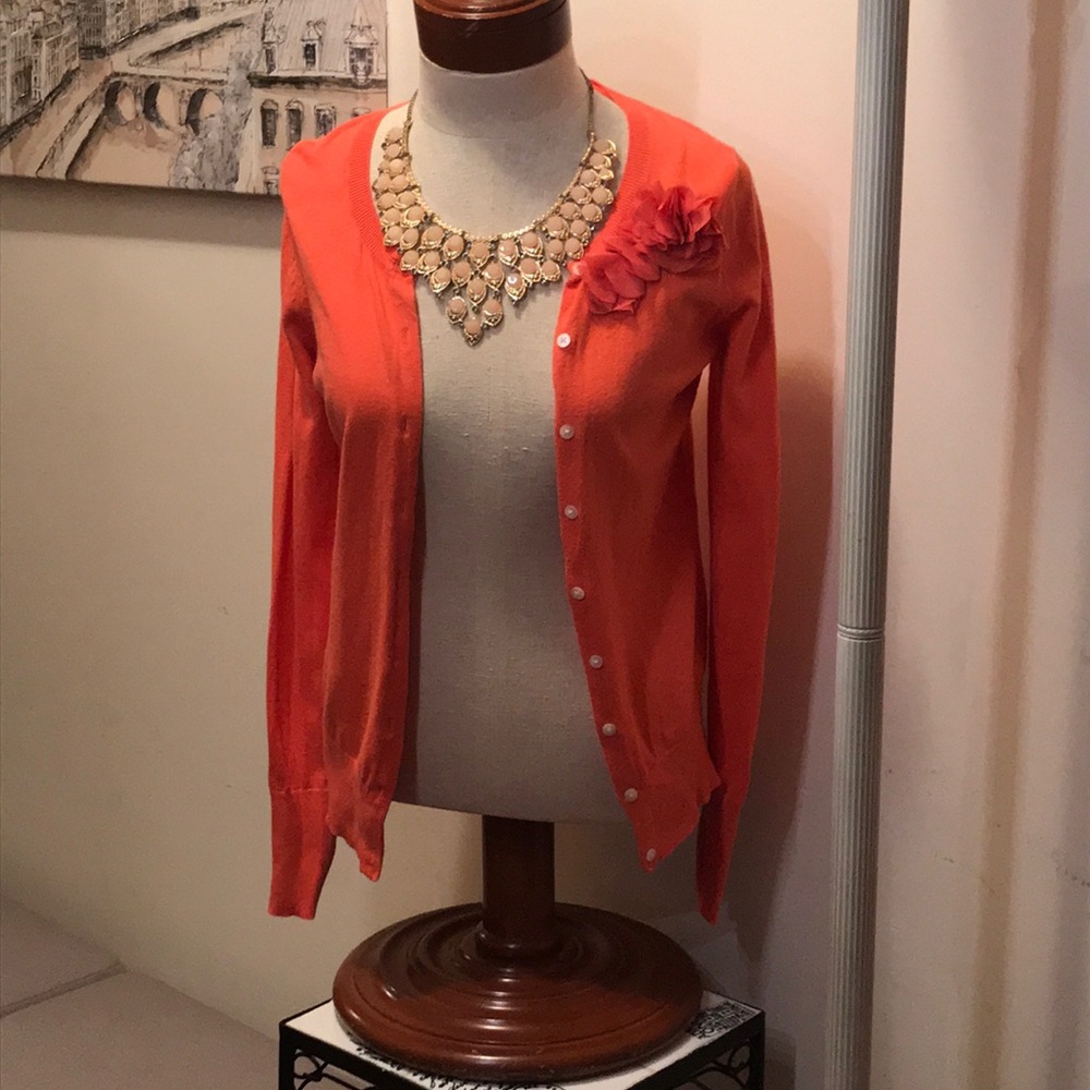 Beautiful XS salmon cardigan with flower detail